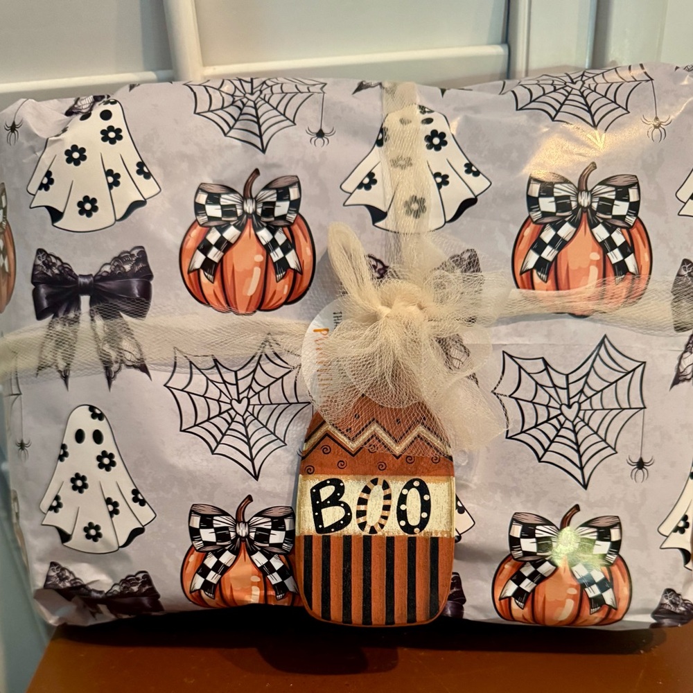 Now offering gift wrap ❤️ $7 any occasion!